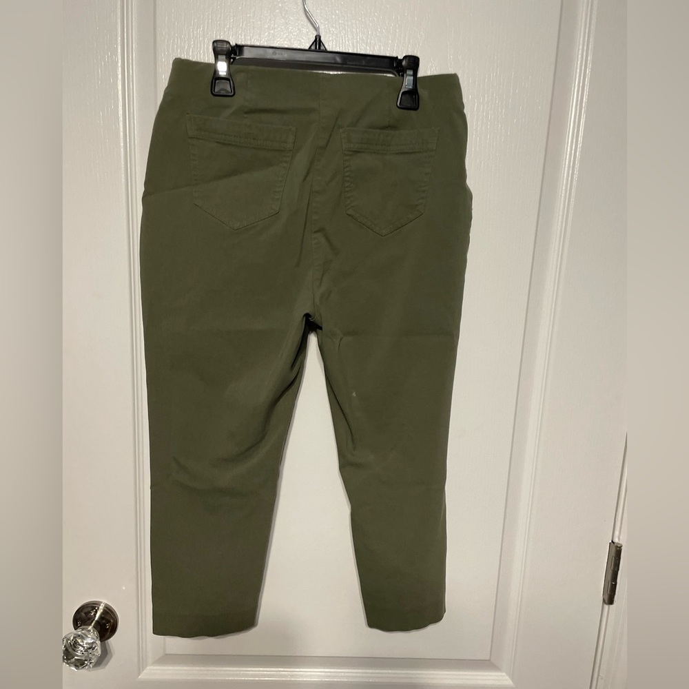 Style&Co Petite Medium green capri pants - Picture 2 of 3